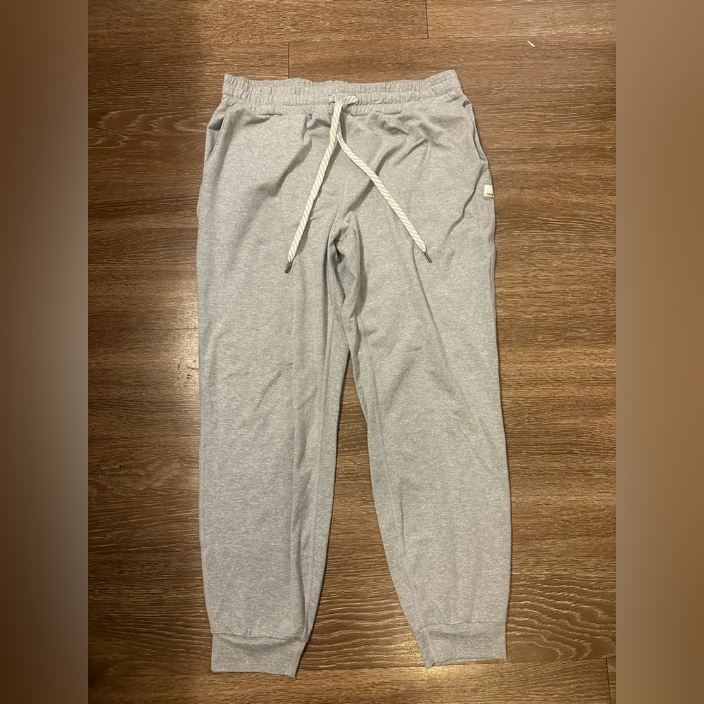 Vuori women’s size medium gray joggers